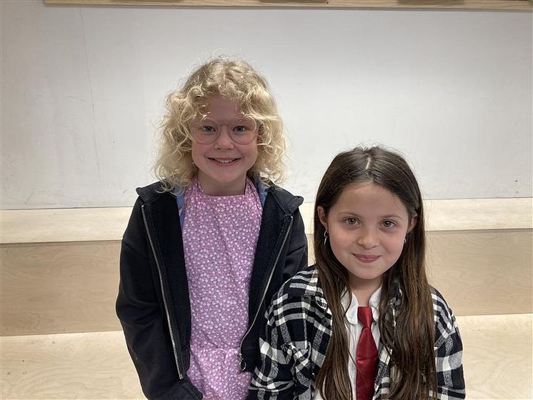 Amanda och Iris på Lärande Grundskola Skapa team 3.
