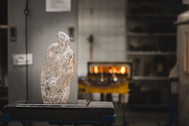 When glass meets steel 
