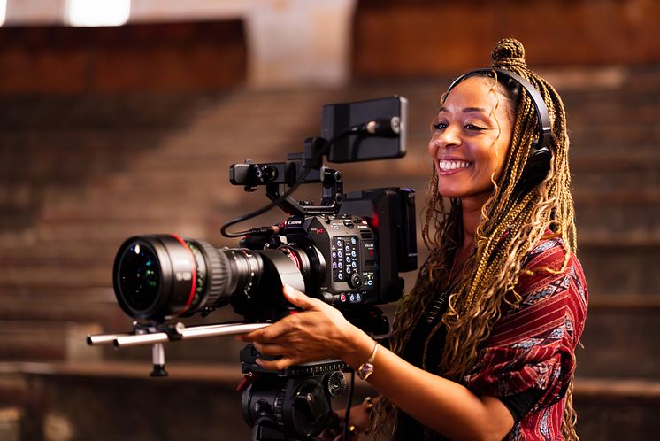 EOS C300 Mark III_Lifestyle_Multi-cam_0071v4.jpg