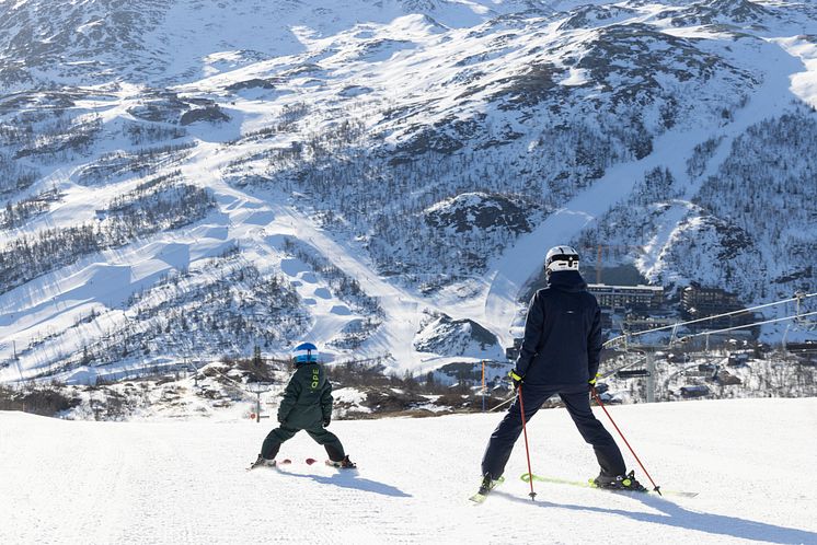 SkiStar mamma barn skidåkning.jpg