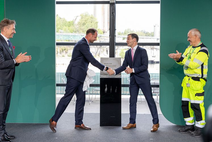 Norges kronprins Haakon och Heidelberg Materials koncernchef Dominik von Achten.