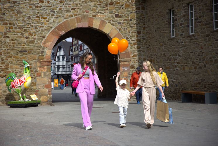 Familie beim einkaufen in Bad Münstereifel.jpg