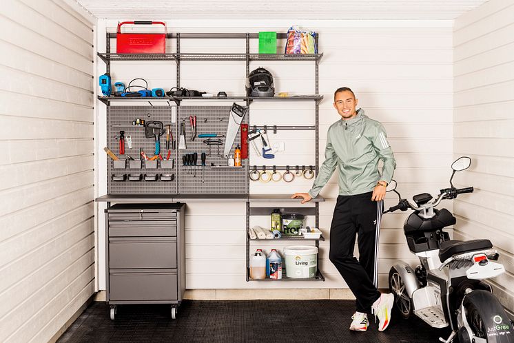 Friidrottaren Thobias Montler i sitt garage