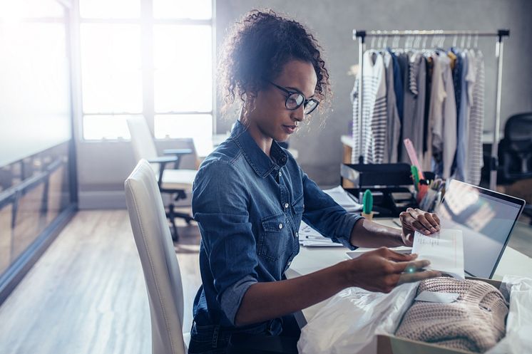Customer-iStock-1158792348_edited.jpg