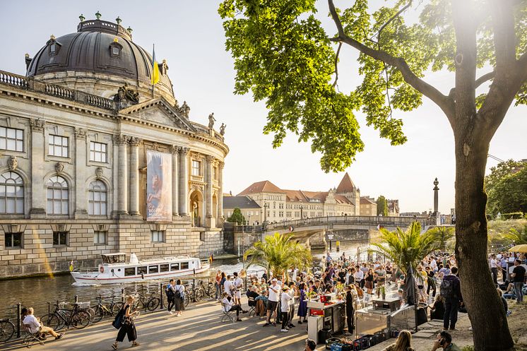 Berlin_Museumsinsel_mit_Bode-Museum_und_Tanzfläche_Monbijoupark