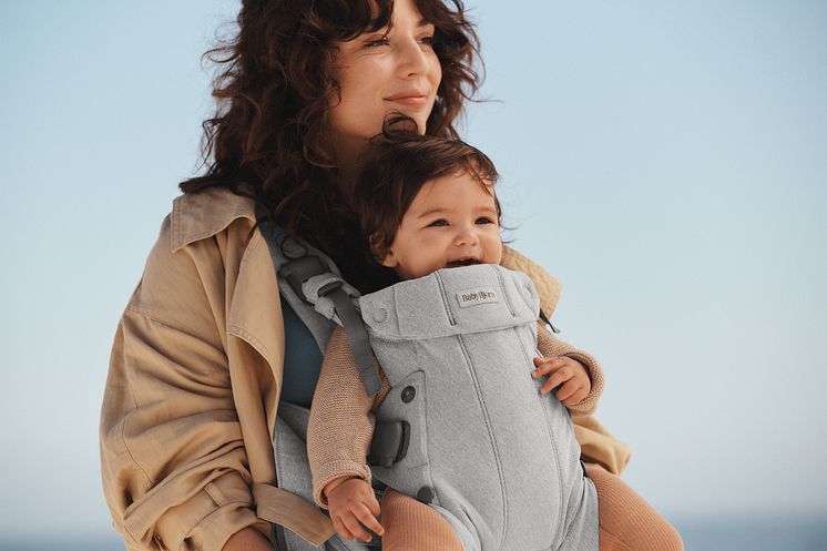 088029-baby-carrier-harmony-light-gray-melange-woven-lifestyle-babybjorn-0076.tif