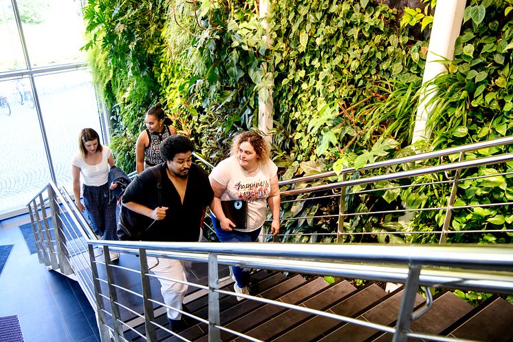 Studenter på campus Högskolan Väst 8.jpg