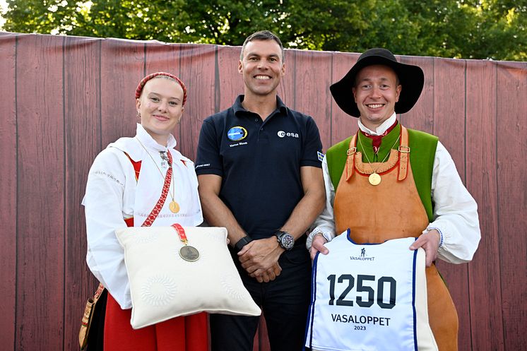 Astronaut Marcus Wandt lämnar över Vasaloppsmedalj och nummerlapp