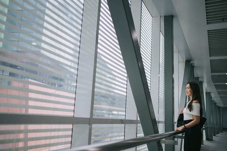 Visa_B2B_Landscapes_Building_Female.jpg