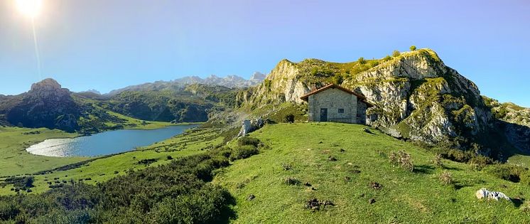 pn-picos-europa-lagos-covadonga-asturias-s1921332278.jpg