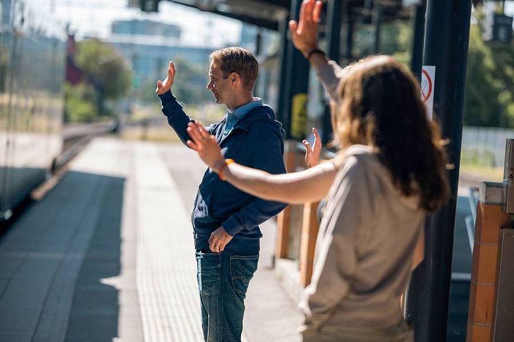 Familj vinkar farväl i Linköping 18-medium.jpg