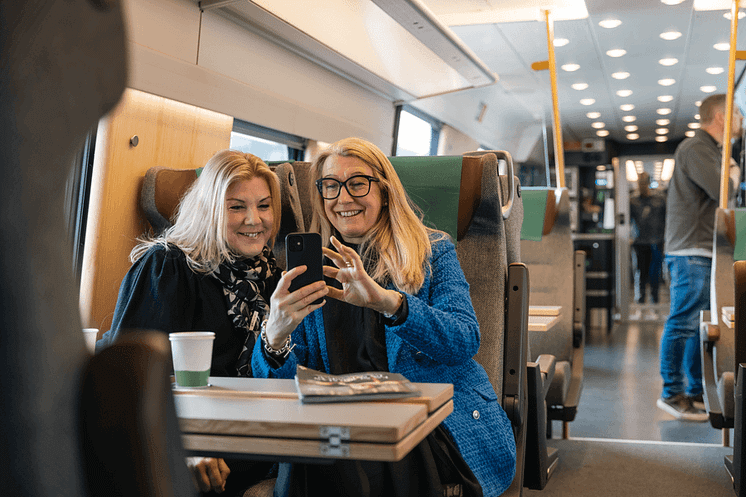 Vännerna Marie och Petra sitter i Bistron på nya X2000-1-medium.png
