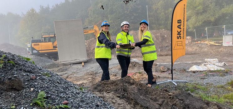 Hanna Clerkestam (L), ordförande i Sollentuna Kommunfastigheter AB, Björn Àstmarsson, vd på Fors Måleri och Entreprenad AB, Linda Hamnes, förvaltningschef, vård- och omsorgskontoret..jpg