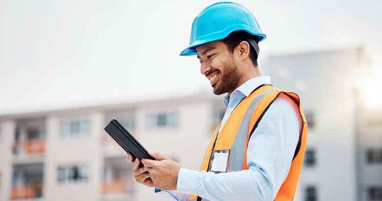 13731_fullimage_13731_fullimage_20240902-image-maintenance-technician-checking-tablet-high-7762x5068_3840x2507_950x500_1660x1316_progr.jpg