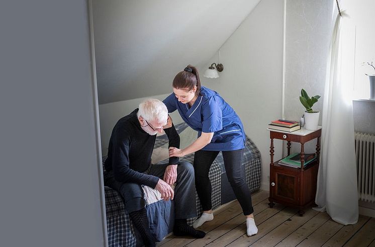skötare-pensionär-säng.jpg