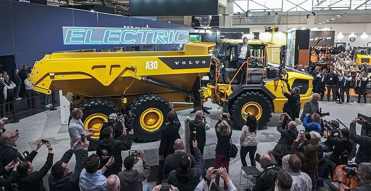 volvoce-hauler-reveal1-2324x1200.jpg