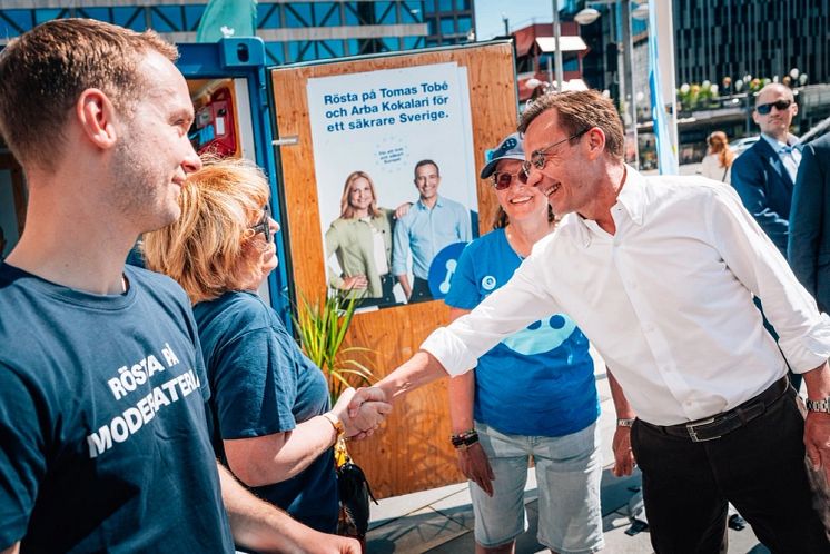 Ulf Kristersson besöker Moderaternas valstuga vid Sergels torg..webp