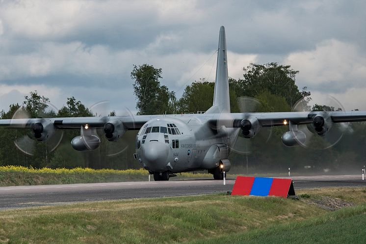 TP 84 Hercules landar på en vägsträcka 2022.jpg