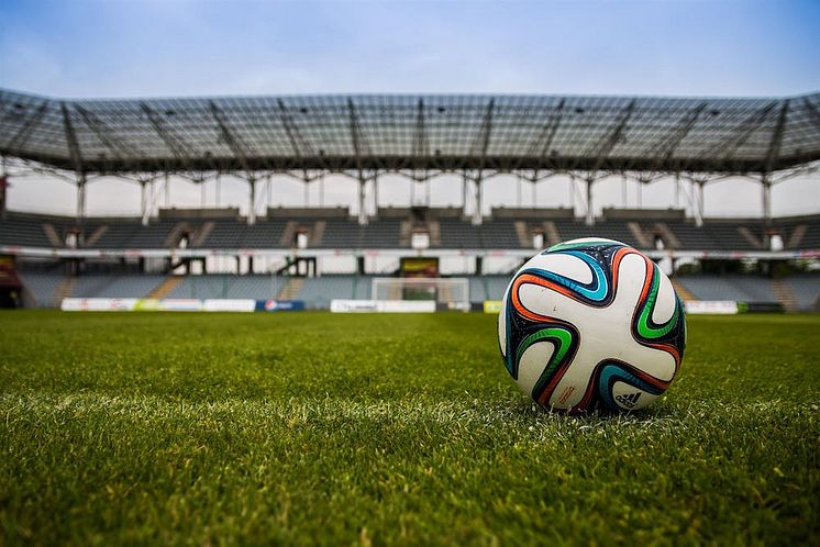 fotbollsarena-med-fotboll-i-forgrunden.jpeg