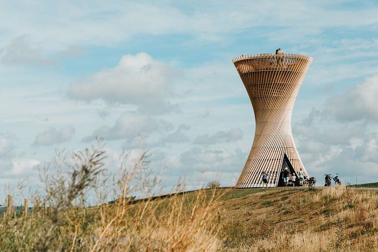 Weland visar vägen upp i den 12 meter höga Kärven.jpg