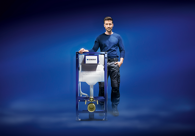 Geberit Duofix 1000x700 mann med sisterne.png