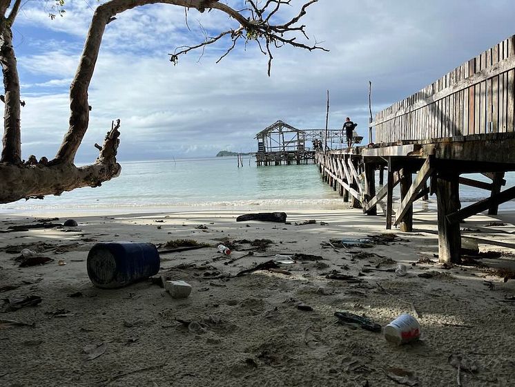 strand med plast.jpg