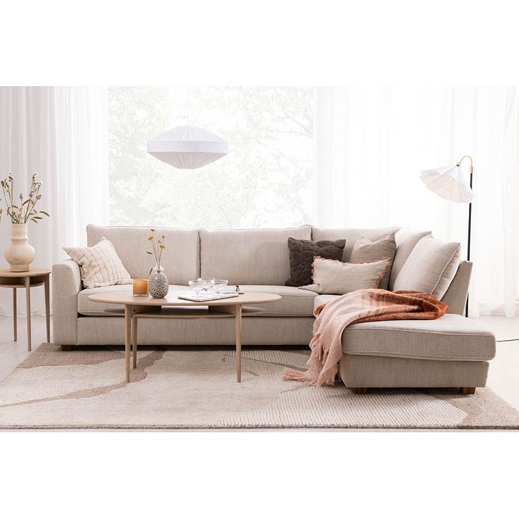Lindö soffa med öppet avslut tyg Elsa beige 02 ben ek miljö 2025 1.jpg