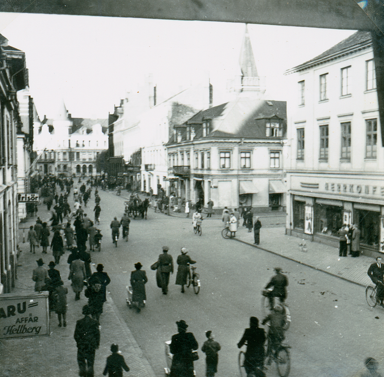 1943 Danska flyktingar på väg till Rådhuset i Landskrona.png