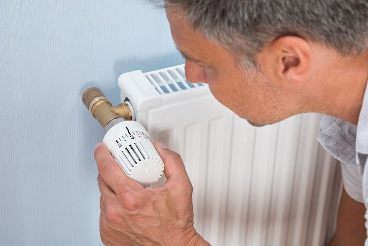 11926369-close-up-of-a-man-using-radiator1007x672