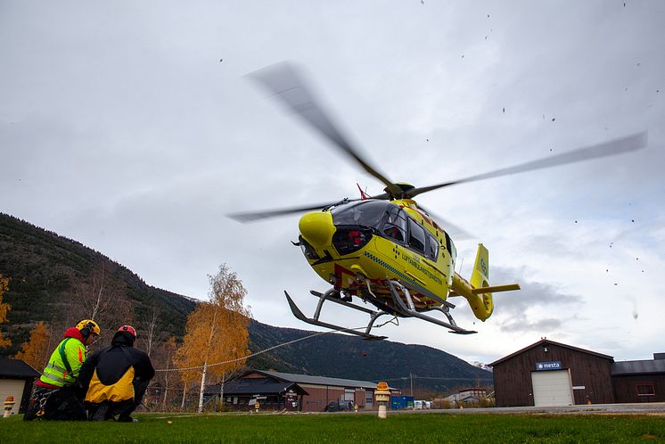 Norsk Luftambulanses helikopter under trening i Lom.