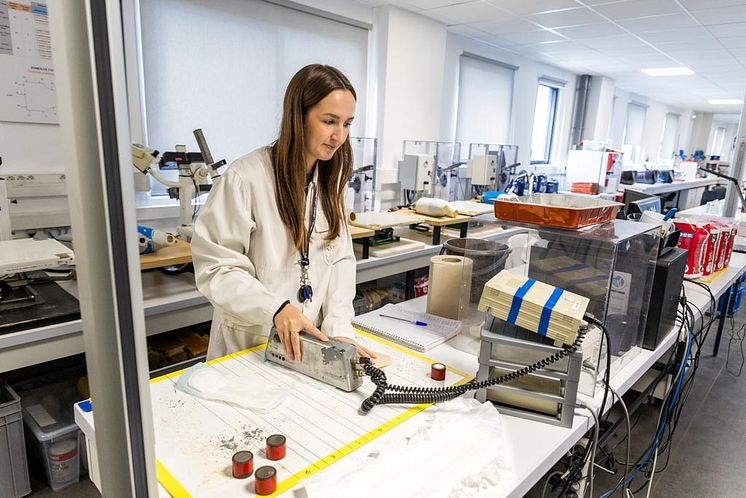 Laboratoriet kontrollerar hur väl vätskan kapslas in och om någon fukt finns kvar på ytskiktet.
