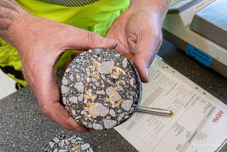 Materialprov på Svevis väglaboratorium - foto - Fredrik Schlyter.webp