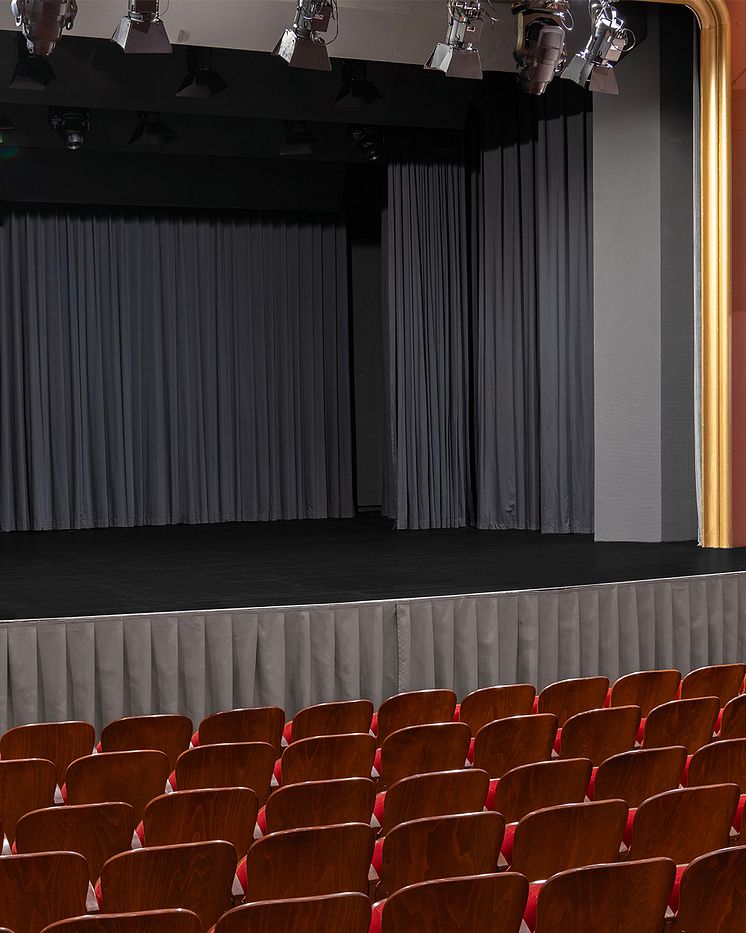 Teaterscen m Osmo Hårdvaxolja m halkskydd 3094.jpg