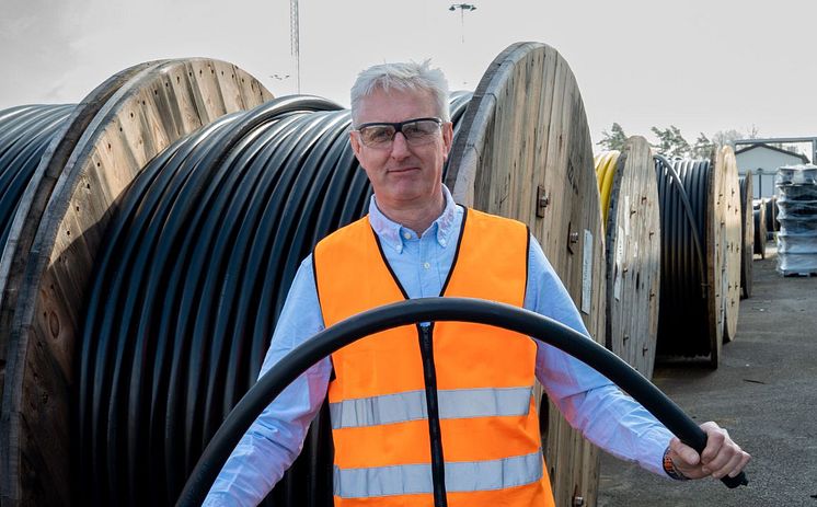 Aron m vest o kabel.jpg
