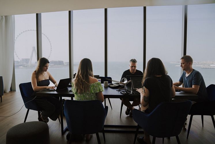 Urlaubsguru Mitarbeitende im World-Office in Dubai.jpg