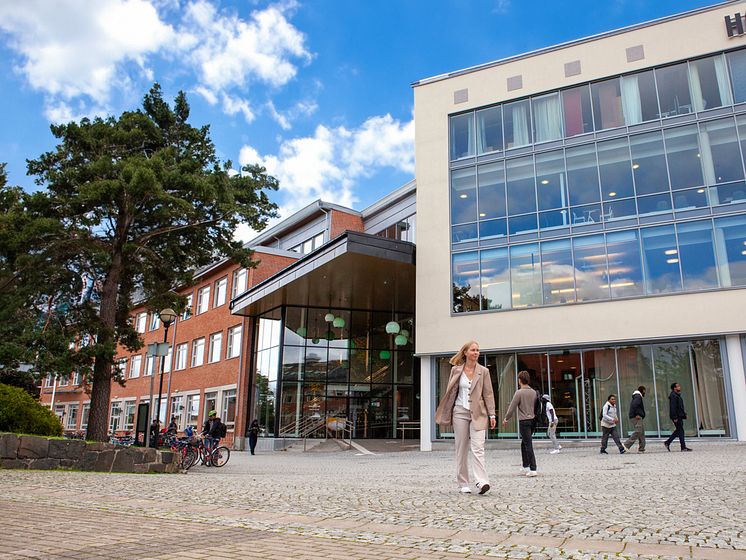 Campus med studenter 21.jpg