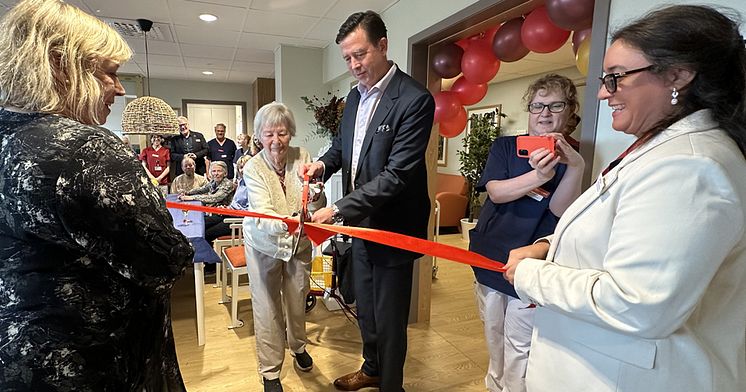 Boende Elfride klipper bandet med Erik Wassberg.jpg