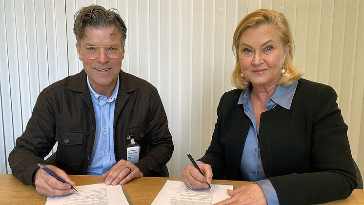 Petter Skogar och Maria Hemström Hemmingsson signering.jpeg