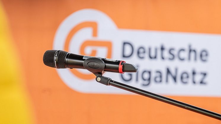 Mikrofon mit Logo.jpg