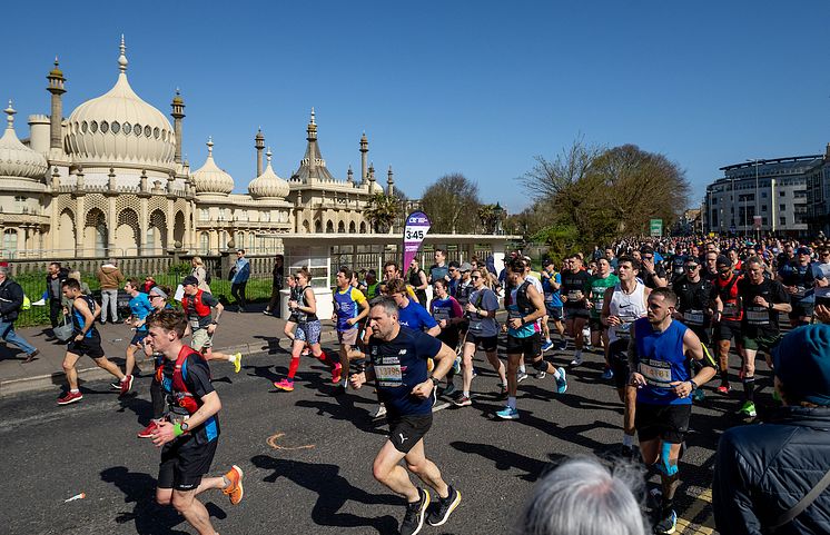 Brighton Marathon runners at Royal Pavilion