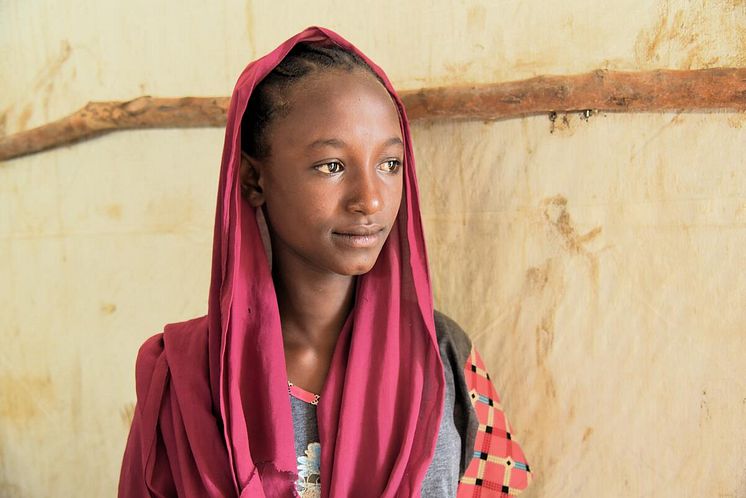 Nour 15 in the tent where she lives with her family in Maban South Sudan, Flicka-rapporten 2024.jpg