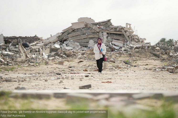 Duaa Mansour är advokat och tar hand om huset hon tvingats fly till. Hon och hennes mans tre barn har förlorat mycket vikt under Israels krig i Gaza. Foto Alef Multimedia Company Oxfam.png