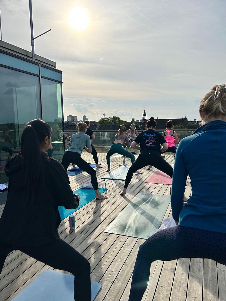 b'mine THE ROOF Düsseldorf: Yoga mit Sonja von Mattenfest