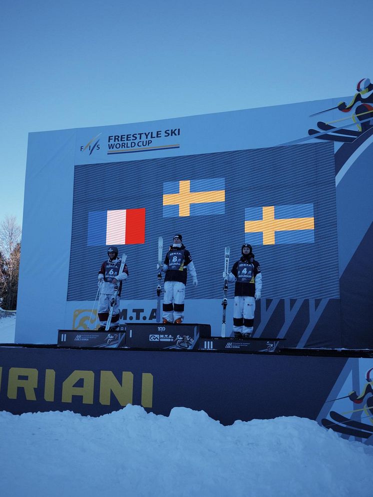 Walter och Filip på pallen världscupen Bakurini.jpg