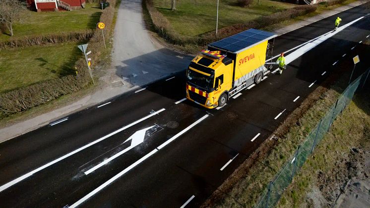 <span>När Svevia satte upp radarskyltar på sina vägmarkeringsfordon sänkte den förbipasserande trafiken hastigheten med i snitt 13 kilometer i timmen, vilket motsvarar minskad risk för en dödsolycka med cirka 70 procent.</span>