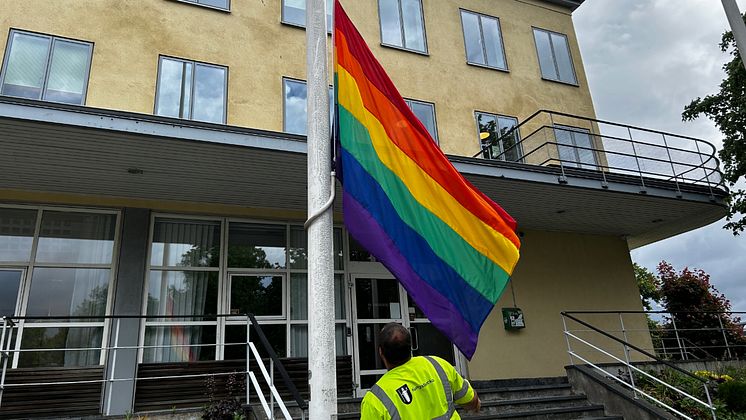 Kungsbacka kommun hissar Prideflagga.jpg