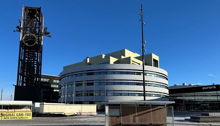 Stadshustorget i nya Kiruna centrum med det nya Stadshuset Kristallen. Klocktornet till vänster i bild satt tidigare på det g