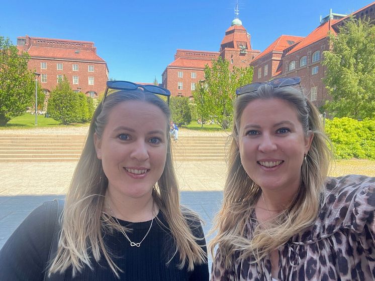 Lisa och Maja Karlson Wickman vid en trappa i Stockholm