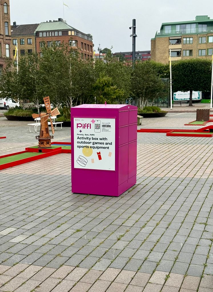 Rosa Pifflbox placerad på Sundstorget i Helsingborg, omgiven av minigolfbanor och stadsmiljö i bakgrunden.