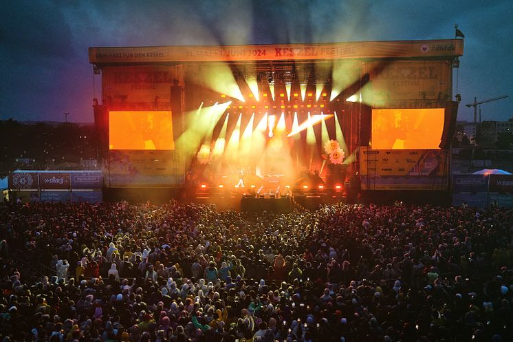 Eine Bühne bei Dämmerung auf dem Kesselfest  auf dem Canstatter Wasen in Stuttgart 2024